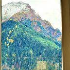 Гостиный уголок с выходом на балкон. Второй этаж дома.