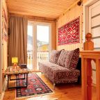 Гостиный уголок с выходом на балкон. Второй этаж дома.