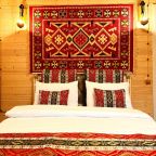 Спальная комната с двуспальной кроватью на 1 этаже дома.