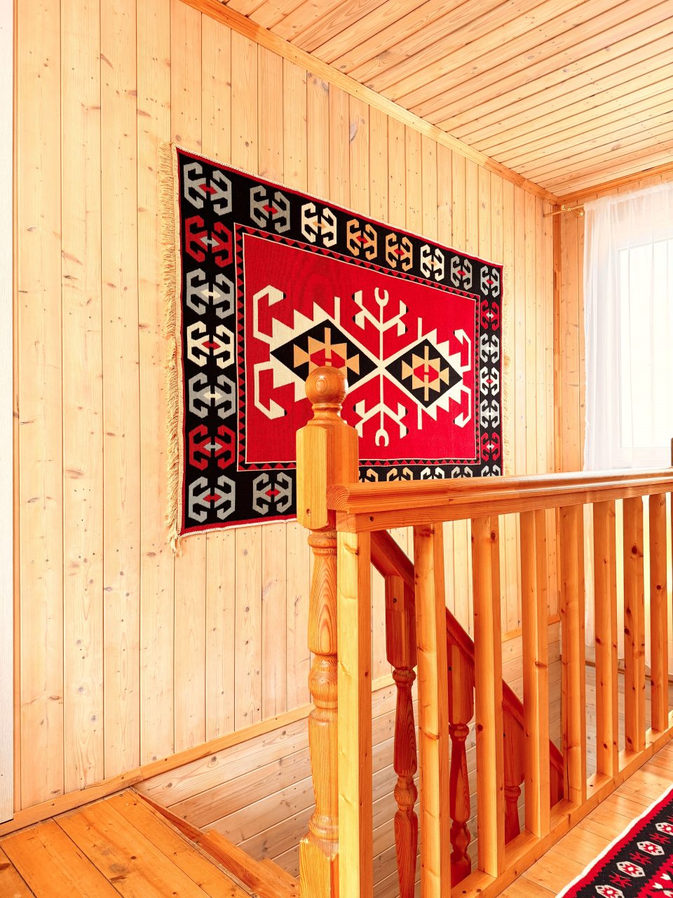 Лестница на втором этаже дома.