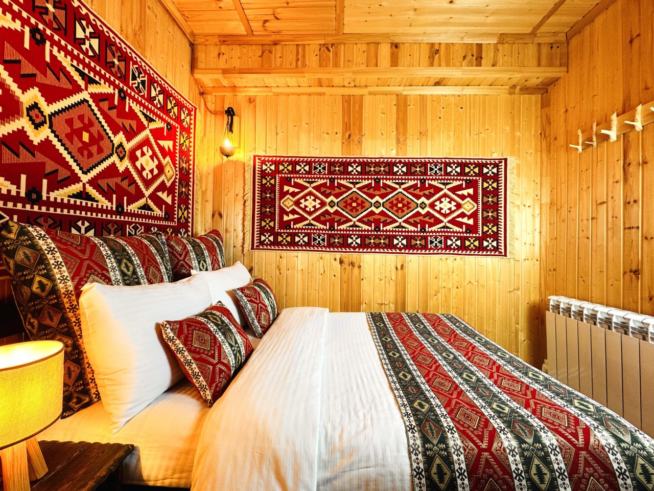 Первая спальня. Одна полутороспальная кровать.