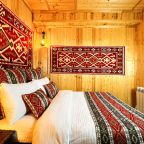 Первая спальня. Одна полутороспальная кровать.