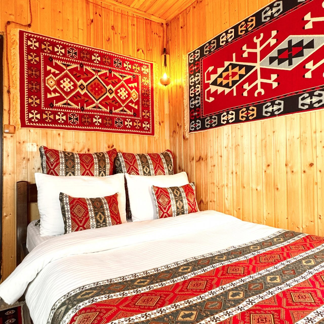 Вторая спальная комната. Одна полутороспальная кровать.