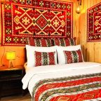 Первая спальня. Одна полутороспальная кровать.