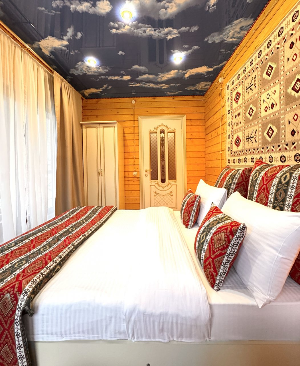 Первая спальная комната. Двуспальная кровать Queen size