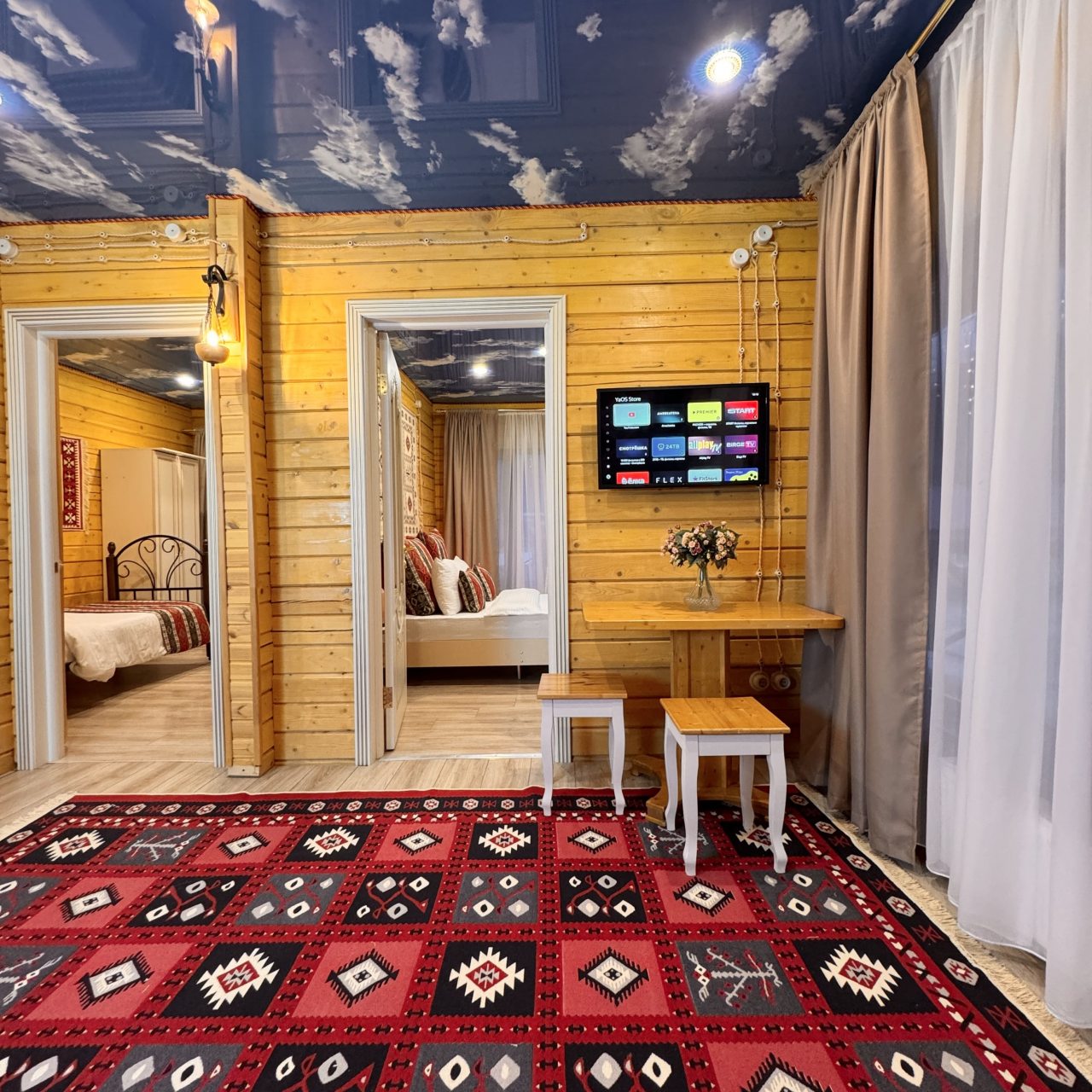 Гостиная комната. Видны двери в две спальные комнаты.