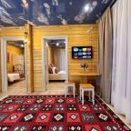 Гостиная комната. Видны двери в две спальные комнаты.