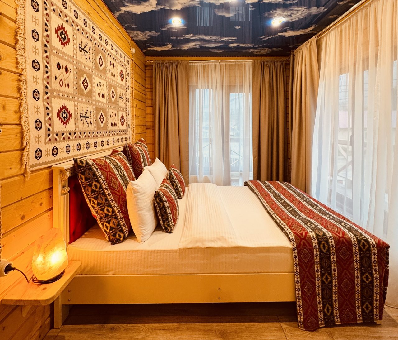 Первая спальная комната. Двуспальная кровать Queen size