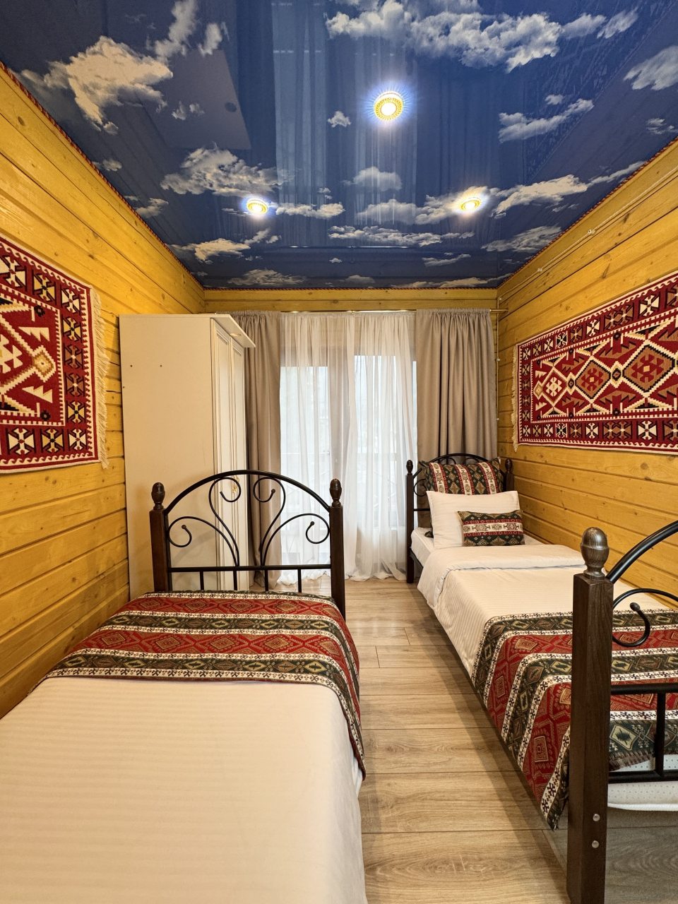 Вторая спальная комната. Две односпальные кровати