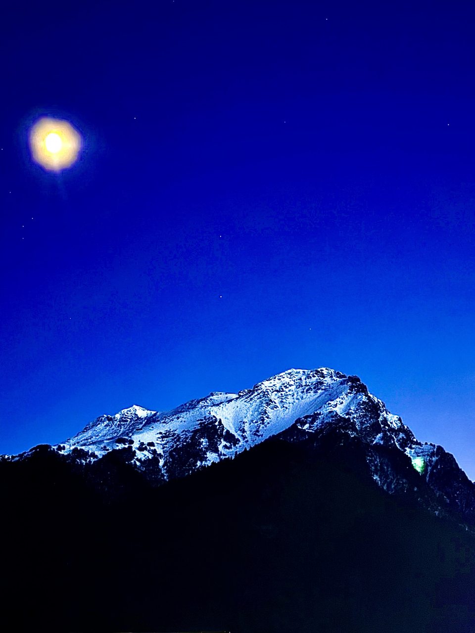 Вид с террасы вечер. На террасу можно выйти прямо из номера