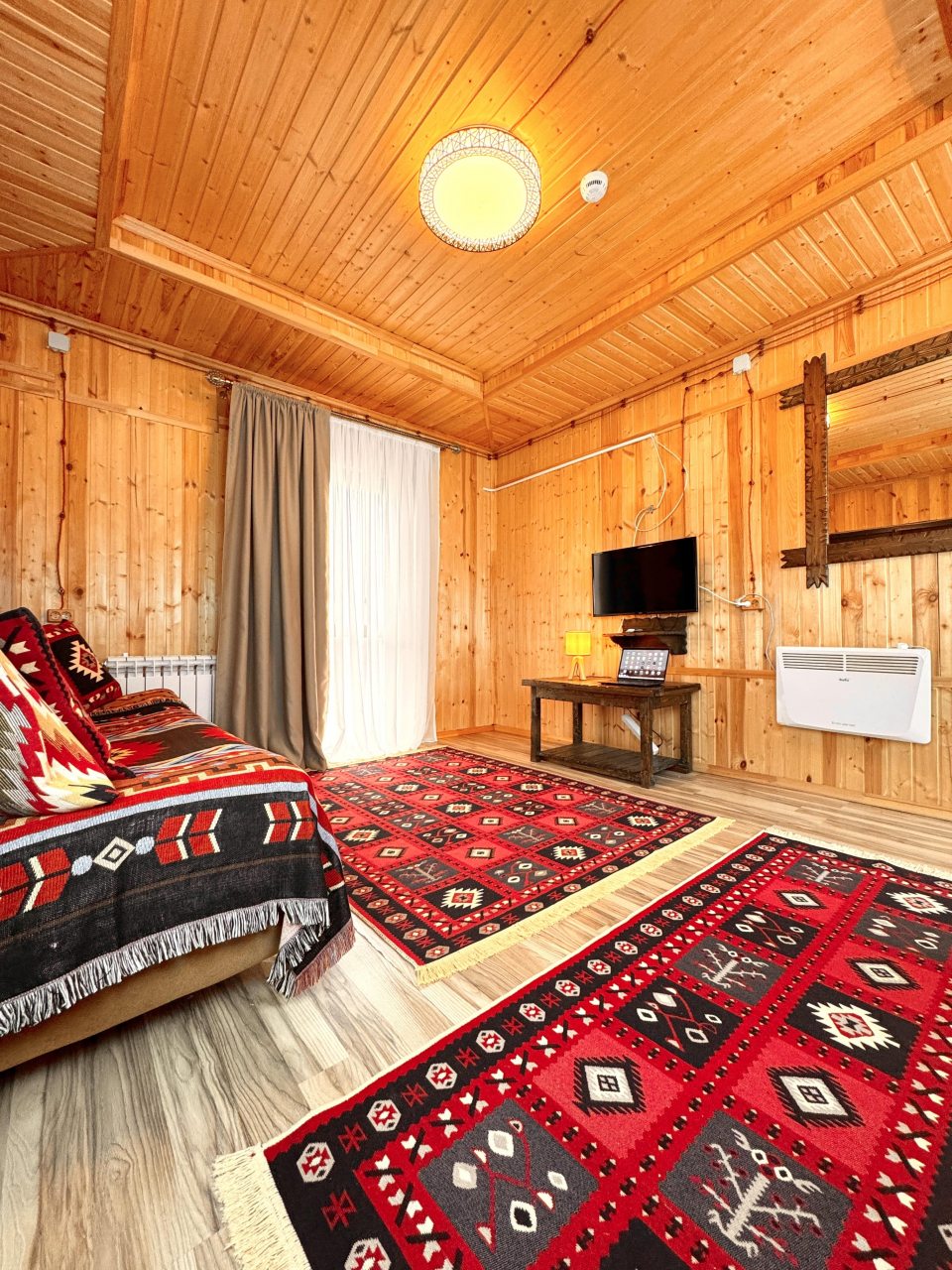 Трёхместный и более (Улучшенный стандарт с видом на горы | без балкона | 2 этаж), Гостевой дом Hayat Haus