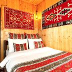 Трёхместный и более (Улучшенный стандарт с видом на горы | без балкона | 2 этаж), Гостевой дом Hayat Haus