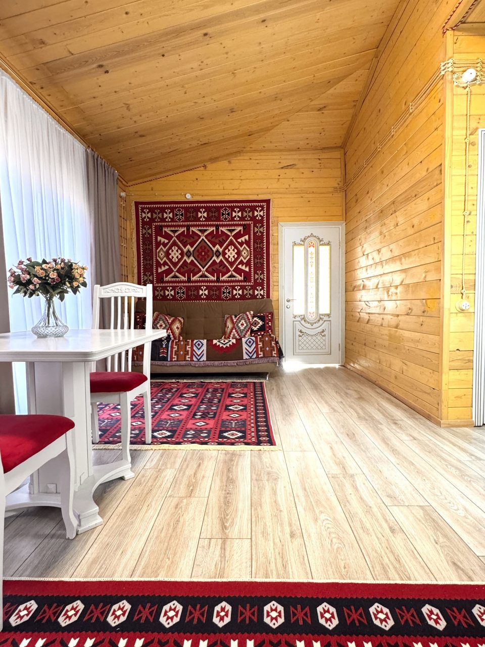 Номер (Трехкомнатный улучшенный комфорт с видом на горы | 3 этаж), Гостевой дом Hayat Haus