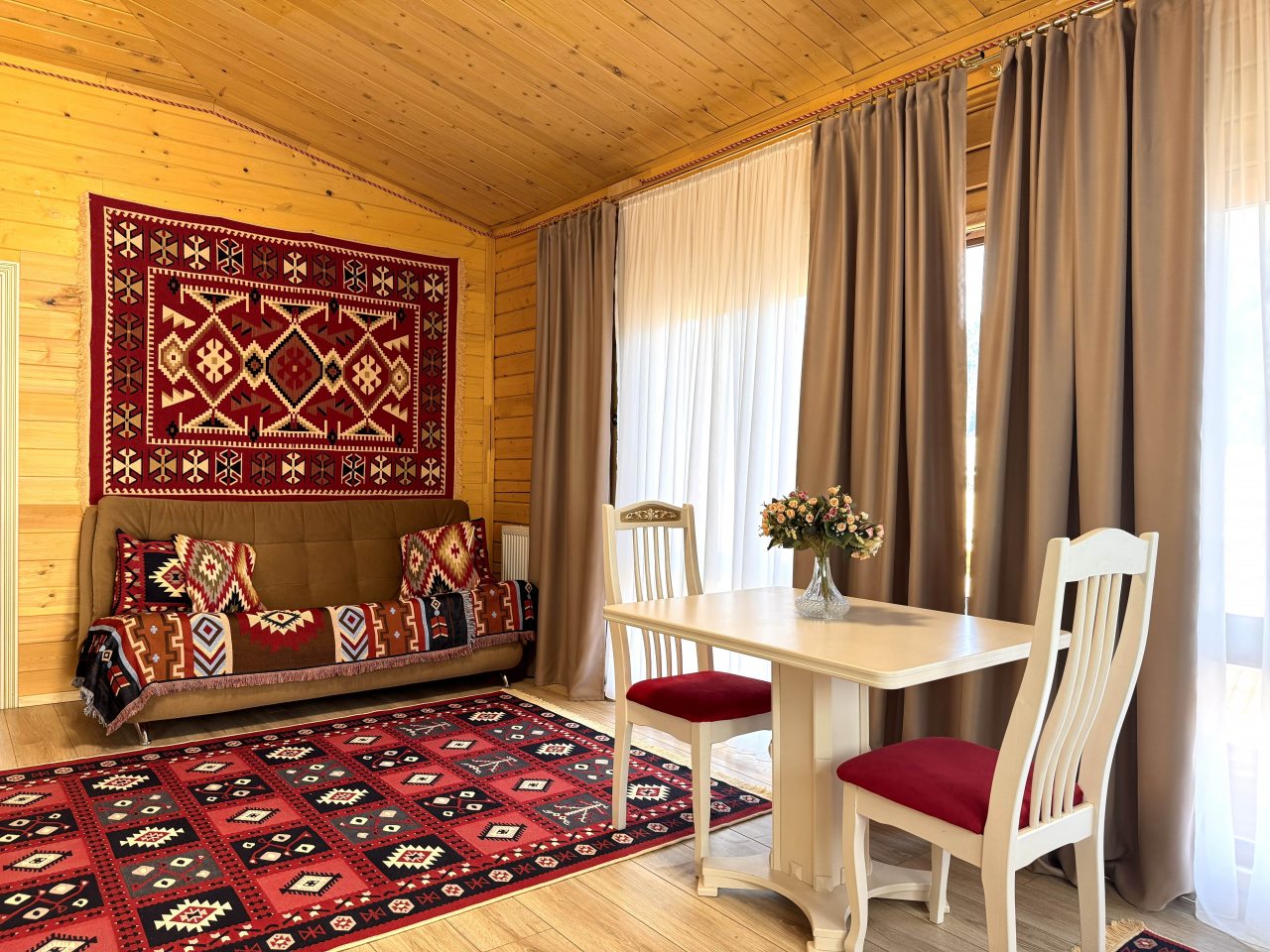 Номер (Трехкомнатный улучшенный комфорт с видом на горы | 3 этаж), Гостевой дом Hayat Haus