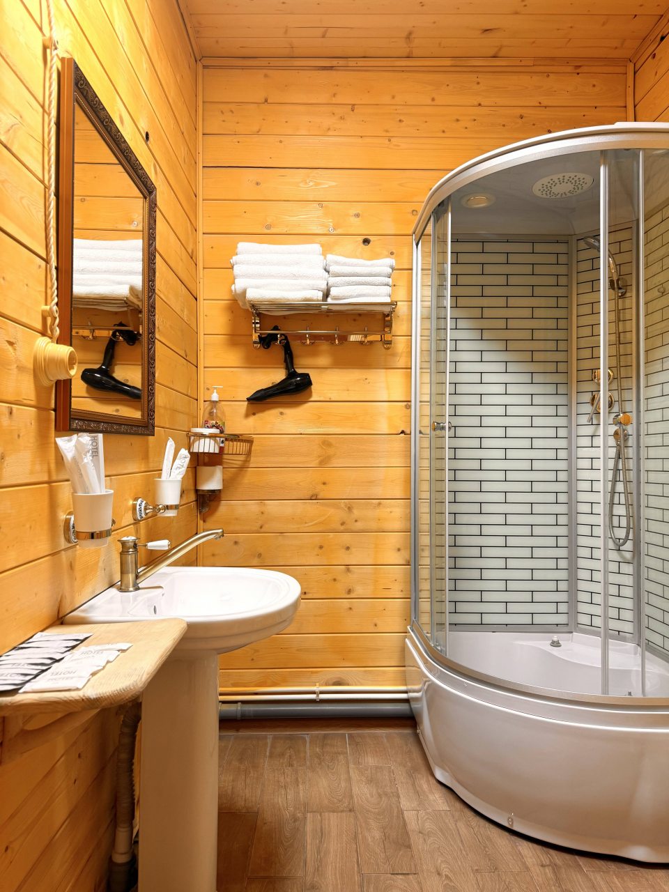 Номер (Трехкомнатный улучшенный комфорт с видом на горы | 3 этаж), Гостевой дом Hayat Haus