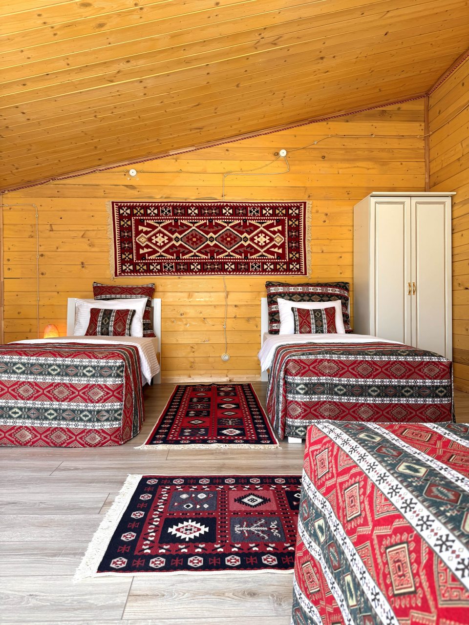 Номер (Трехкомнатный улучшенный комфорт с видом на горы | 3 этаж), Гостевой дом Hayat Haus