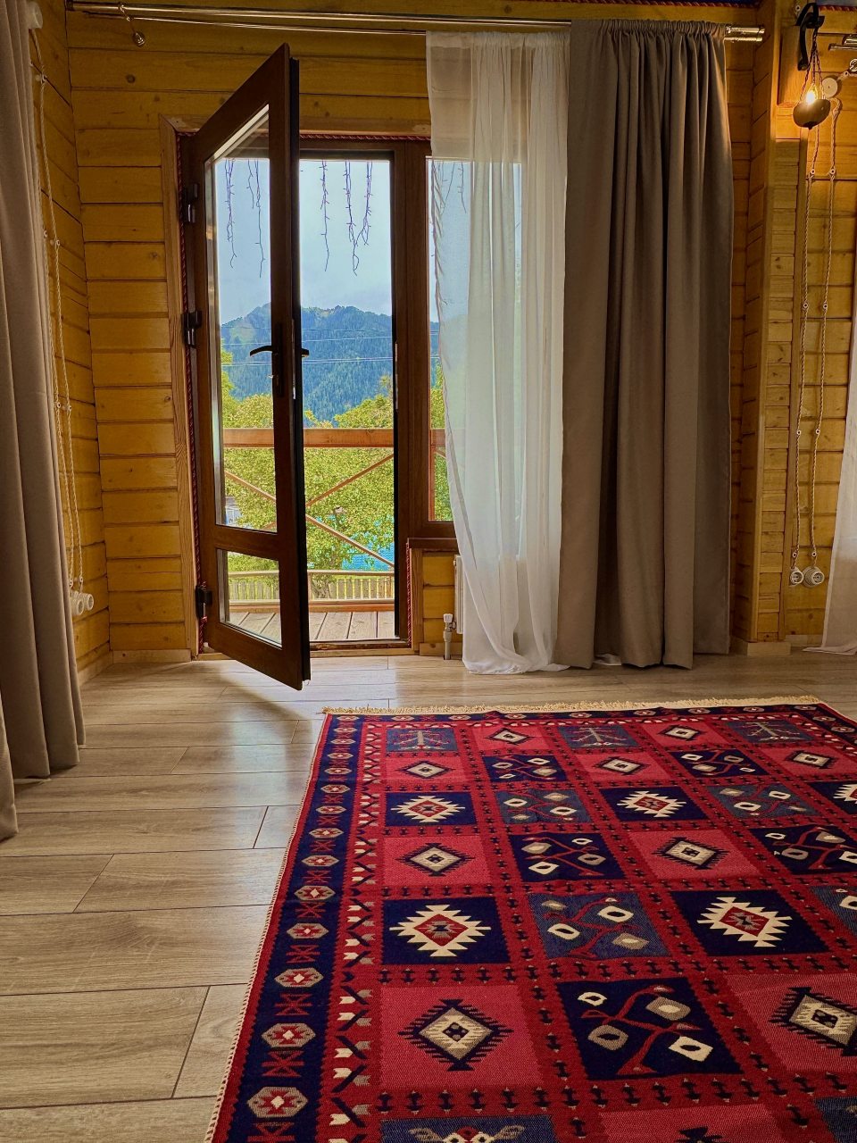 Апартаменты (Двухкомнатный комфорт с общей террасой и видом на горы | 2 этаж), Гостевой дом Hayat Haus