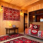 Номер (Трехкомнатный улучшенный стандарт с видом на горы | без балкона | 2 этаж), Гостевой дом Hayat Haus