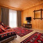 Номер (Трехкомнатный улучшенный стандарт с видом на горы | без балкона | 2 этаж), Гостевой дом Hayat Haus