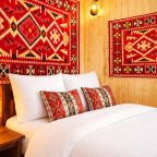 Номер (Трехкомнатный улучшенный стандарт с видом на горы | без балкона | 2 этаж), Гостевой дом Hayat Haus