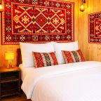 Номер (Трехкомнатный улучшенный стандарт с видом на горы | без балкона | 2 этаж), Гостевой дом Hayat Haus