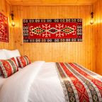 Номер (Трехкомнатный улучшенный стандарт с видом на горы | без балкона | 2 этаж), Гостевой дом Hayat Haus