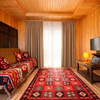 Номер (Трехкомнатный улучшенный стандарт с видом на горы | без балкона | 2 этаж), Гостевой дом Hayat Haus