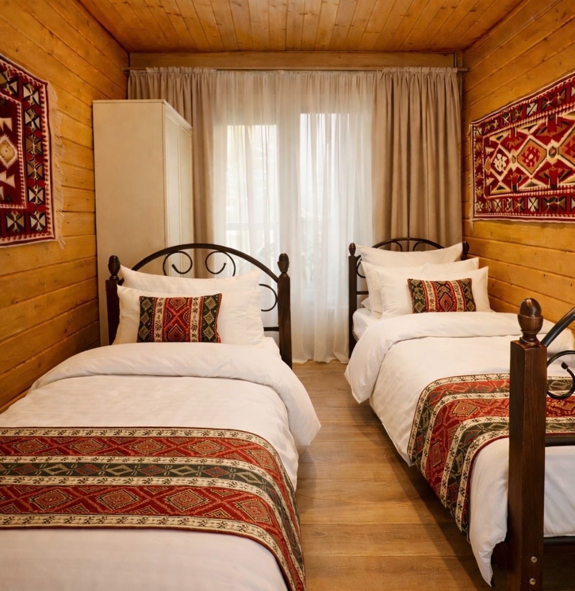 Номер (Трехкомнатный комфорт с общей террасой и видом на горы | 2 этаж), Гостевой дом Hayat Haus