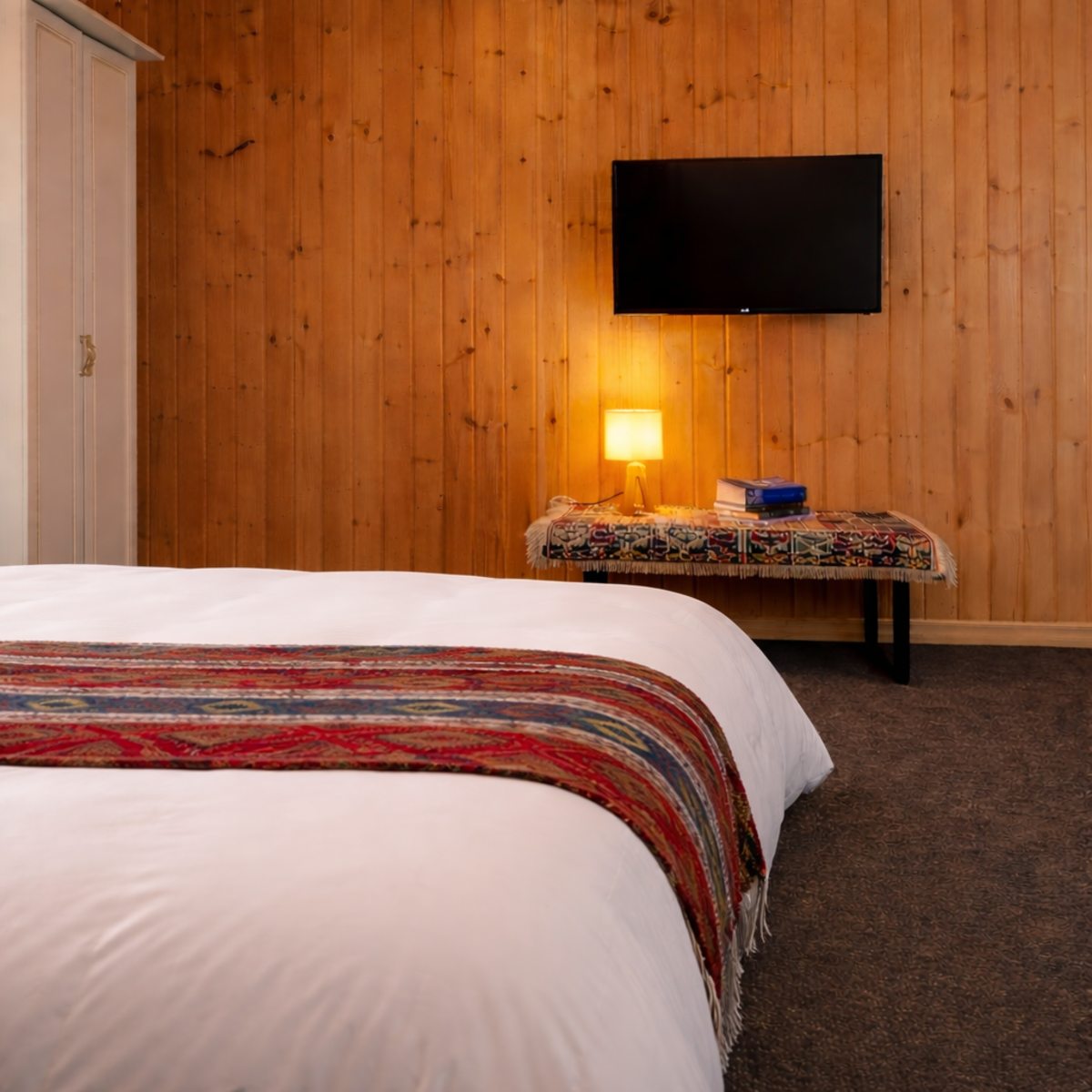 В номере двуспальная кровать, диван, стол, стулья, смарт ТВ