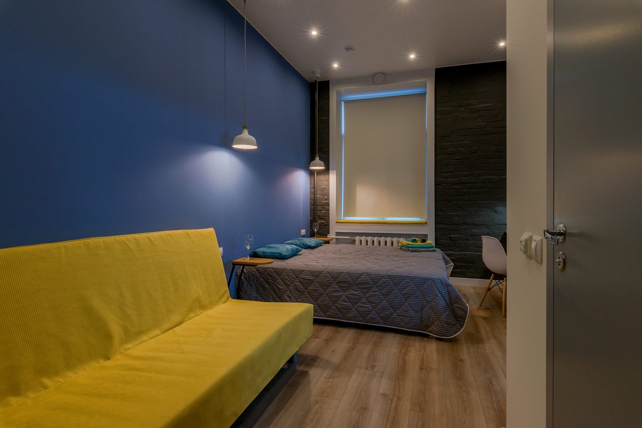 Двуспальная кровать и раскладной диван