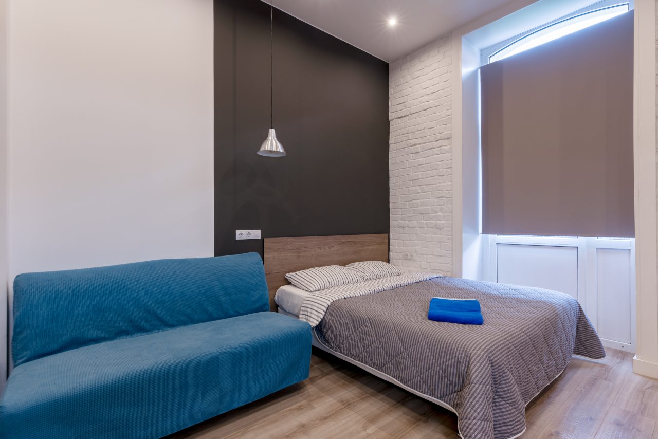 Двуспальная кровать и раскладной диван