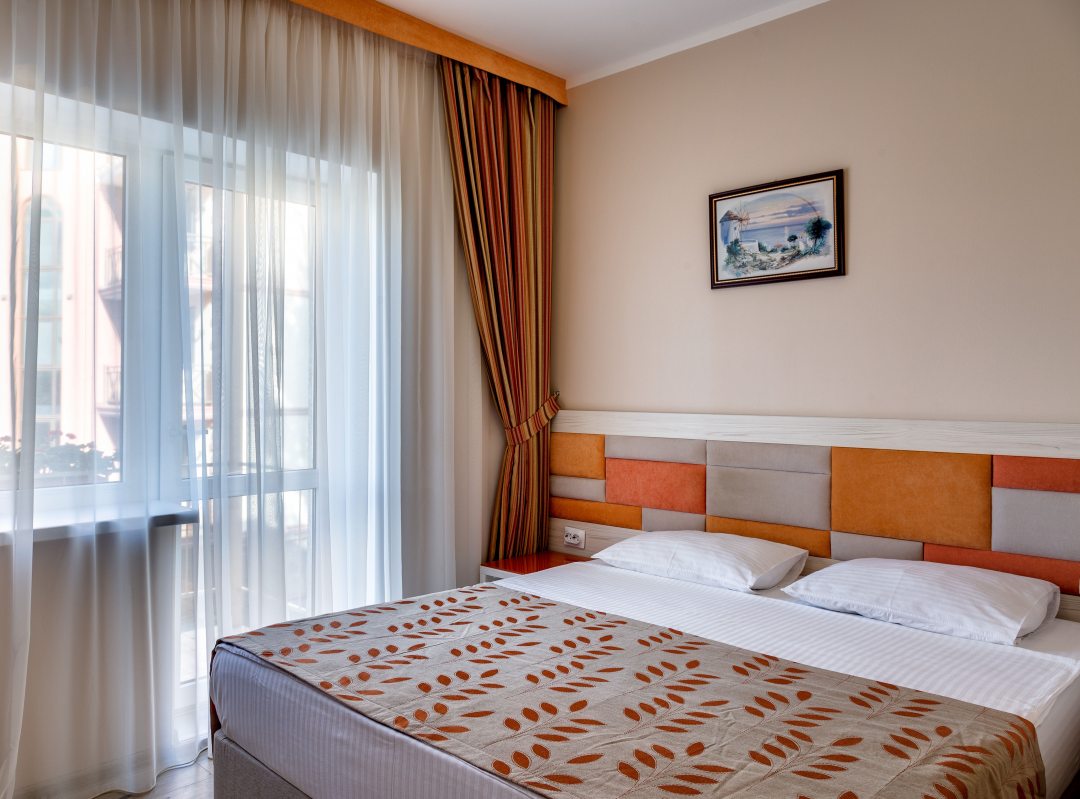 Двухместный (Улучшенный двухместный номер с дополнительным местом (Корпус Уютный Дворик)) мини-отеля Fiore Di Mare, Саки
