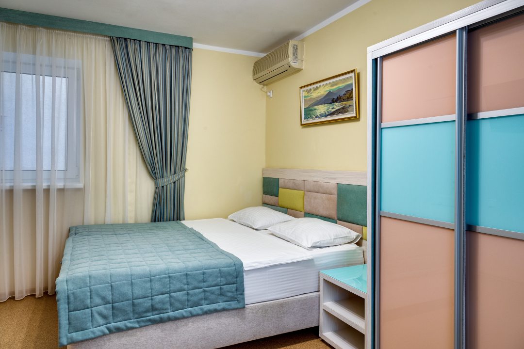 Трёхместный и более (Улучшенный трехместный номер с дополнительным местом (Корпус Уютный Дворик)) мини-отеля Fiore Di Mare, Саки