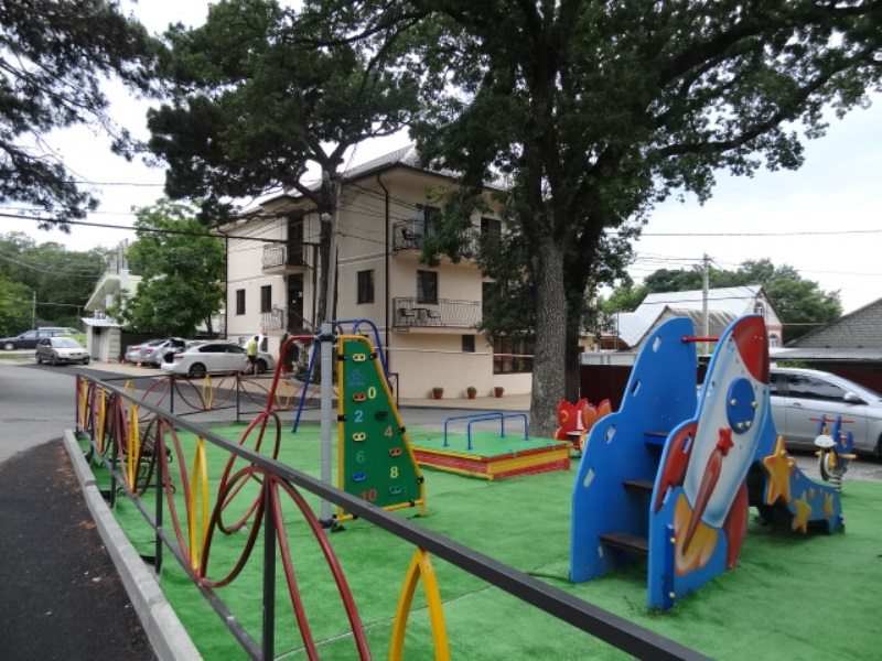 Детская площадка, Гостиница Акрит