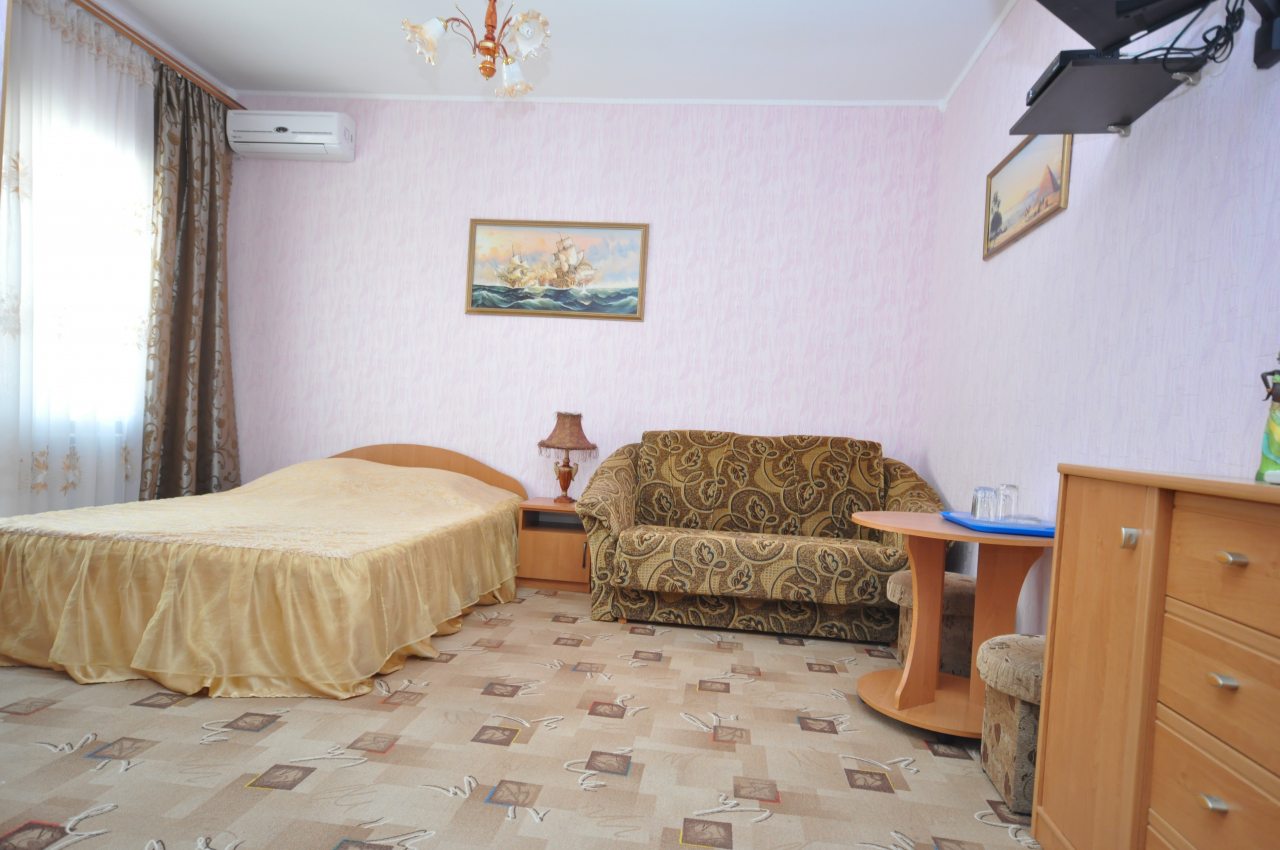 Четырехместный (Четырехместный), Отель Круиз
