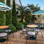 дворик со столиками