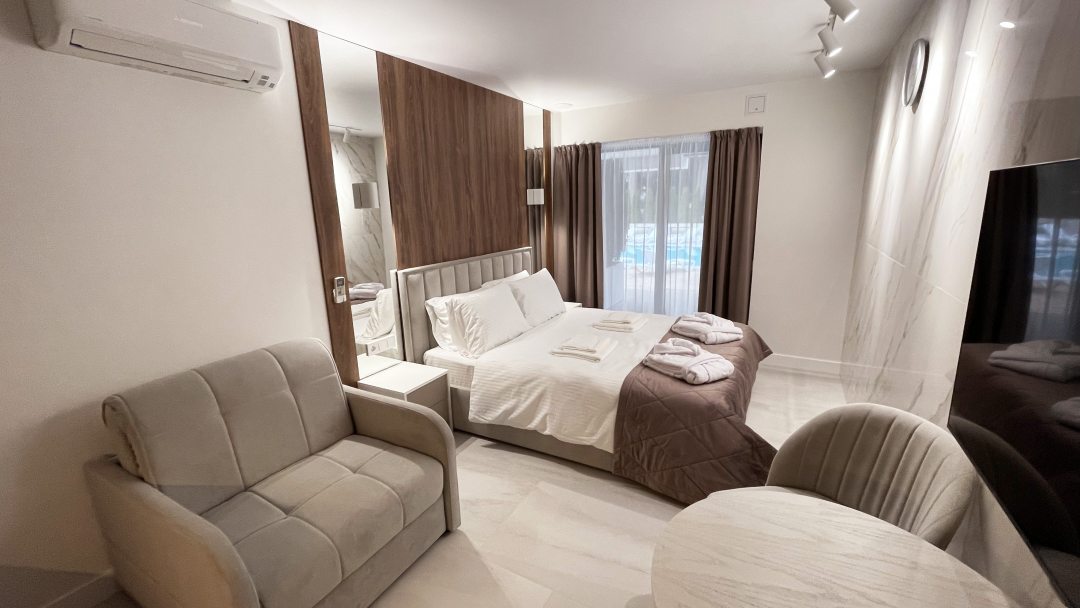 Трехместный (Стандарт с 1 двуспальной кроватью) апарт-отеля Монтевиль by Adamand Resort, Сочи