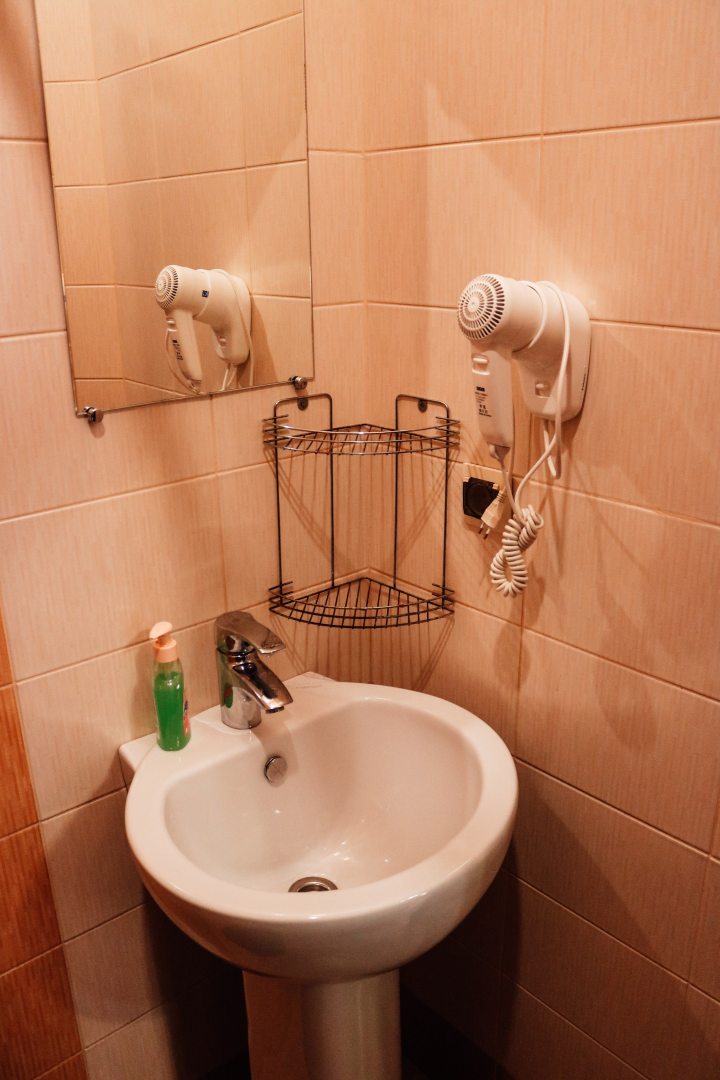 Трехместный (Трехместный номер с собственной ванной комнатой) отеля Капитал на Московском проспекте, Санкт-Петербург