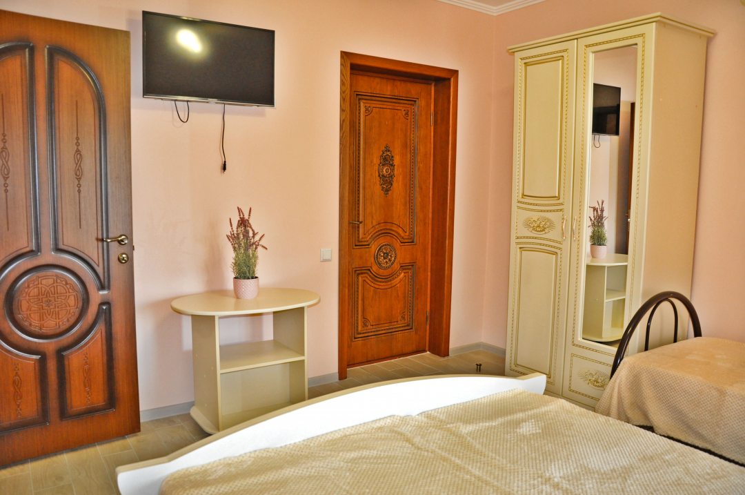 Семейный (2х комнатный 5-ти местный стандартный номер), Гостевой дом Надежда