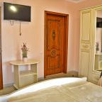 Семейный (2х комнатный 5-ти местный стандартный номер), Гостевой дом Надежда