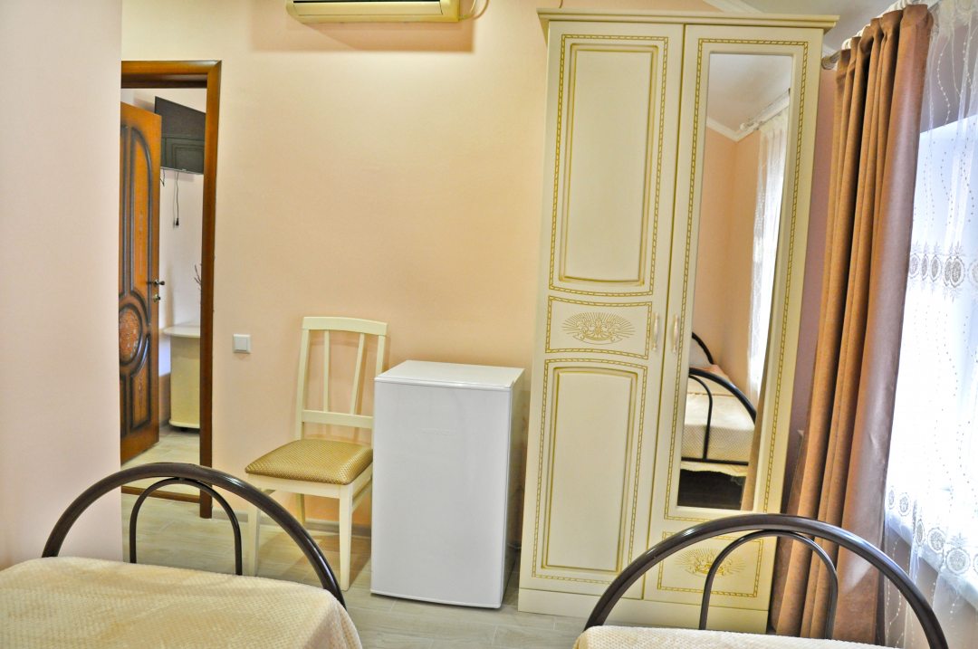 Семейный (2х комнатный 5-ти местный стандартный номер), Гостевой дом Надежда