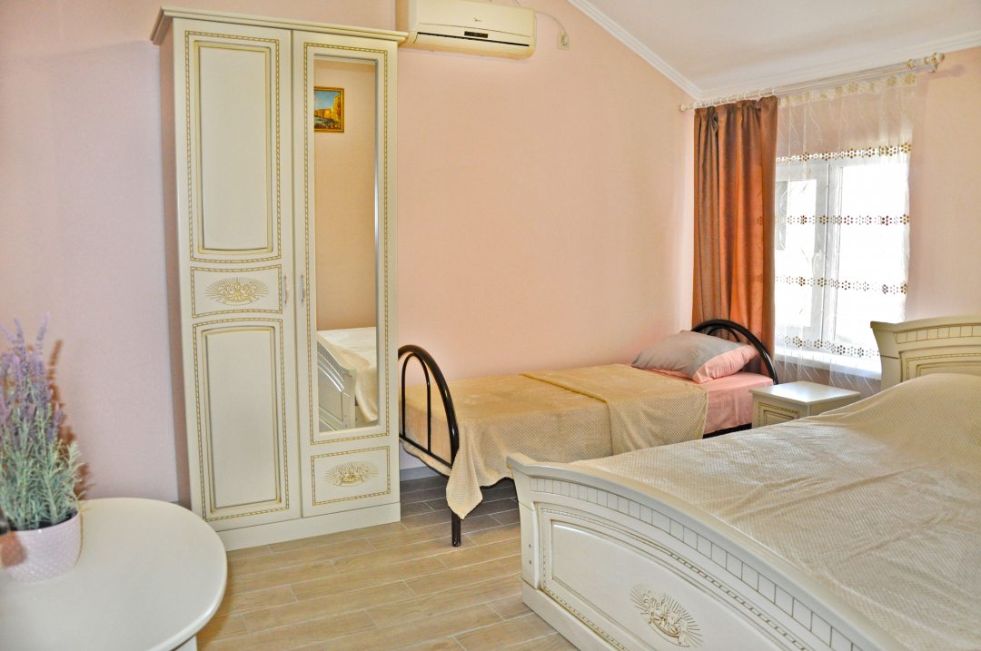 Семейный (2х комнатный 5-ти местный стандартный номер), Гостевой дом Надежда