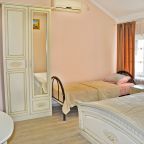 Семейный (2х комнатный 5-ти местный стандартный номер), Гостевой дом Надежда