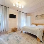Двуспальная кровать, телевизор, светильник, шкаф
