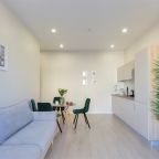 Просторные апартаменты с кухонной и обеденной зоной