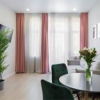 Просторные апартаменты с кухонной и обеденной зоной