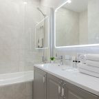 Просторные апартаменты с двумя спальнями с видом на город