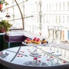 Видовые апартаменты с балконом с видом на Невский проспект