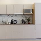 Просторные апартаменты с кухонной и обеденной зоной