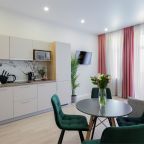 Просторные апартаменты с кухонной и обеденной зоной